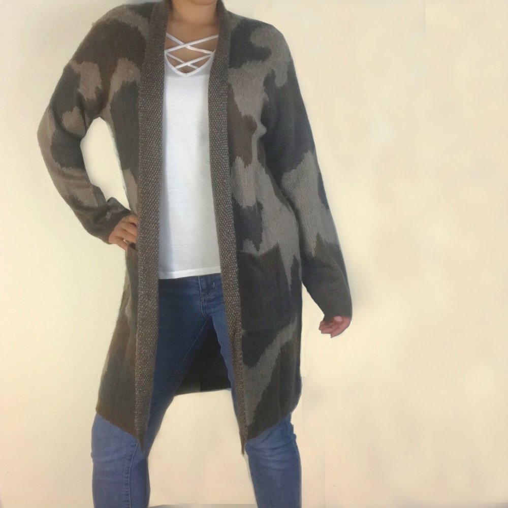 🌺HOST PICK!!🌺 Soft & Warm Camo Cardigan